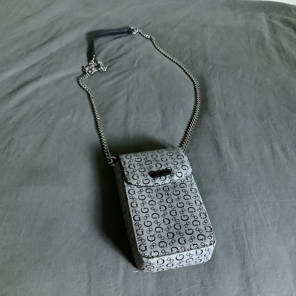Guess brand,  crossbody bag, Gray and black.